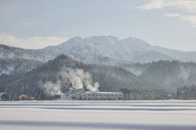 雪景色の中にたたずむ八海山本社